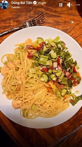 Người này không ai khác chính là bạn gái Bùi Tiến Dũng là Dianka Zakhidova. Cô mặc một bộ đồ ngắn ở nhà, đang đứng chuẩn bị đồ ăn, trong khi chàng cầu thủ nằm xem tivi.