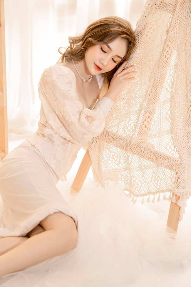 Cô nàng từng góp mặt trong nhiều cuộc thi sắc đẹp như: "Nữ hoàng trang sức 2015”, “Hoa hậu biển Việt Nam 2016”, “Người đẹp Hạ Long 2016”, “Hoa hậu Hoàn vũ Việt Nam 2017” và “Hoa hậu Thế giới Việt Nam 2019”.