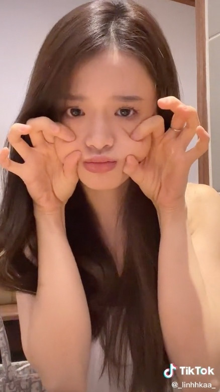 Trong clip đu trend TikTok "Khi anh bóp con bạch tuộc kêu", Linh Ka cũng nhận được "cơn mưa" lời khen từ cư dân mạng bởi nhan sắc và thần thái "đỉnh của chóp".