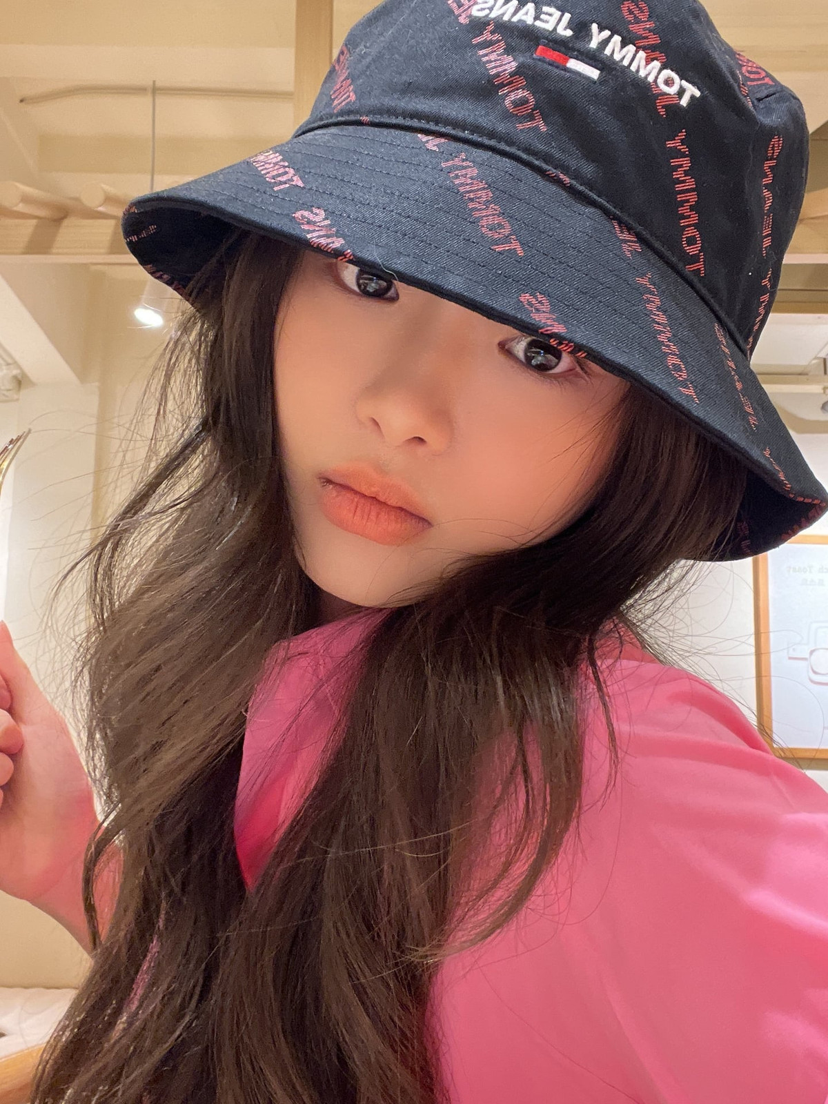 Hot girl Linh Ka sinh năm 2002, cô từng được biết đến với những clip cover âm nhạc nhận được nhiều phản hồi trái chiều, những phát ngôn gây mang về không ít gạch đá cho cô nàng.