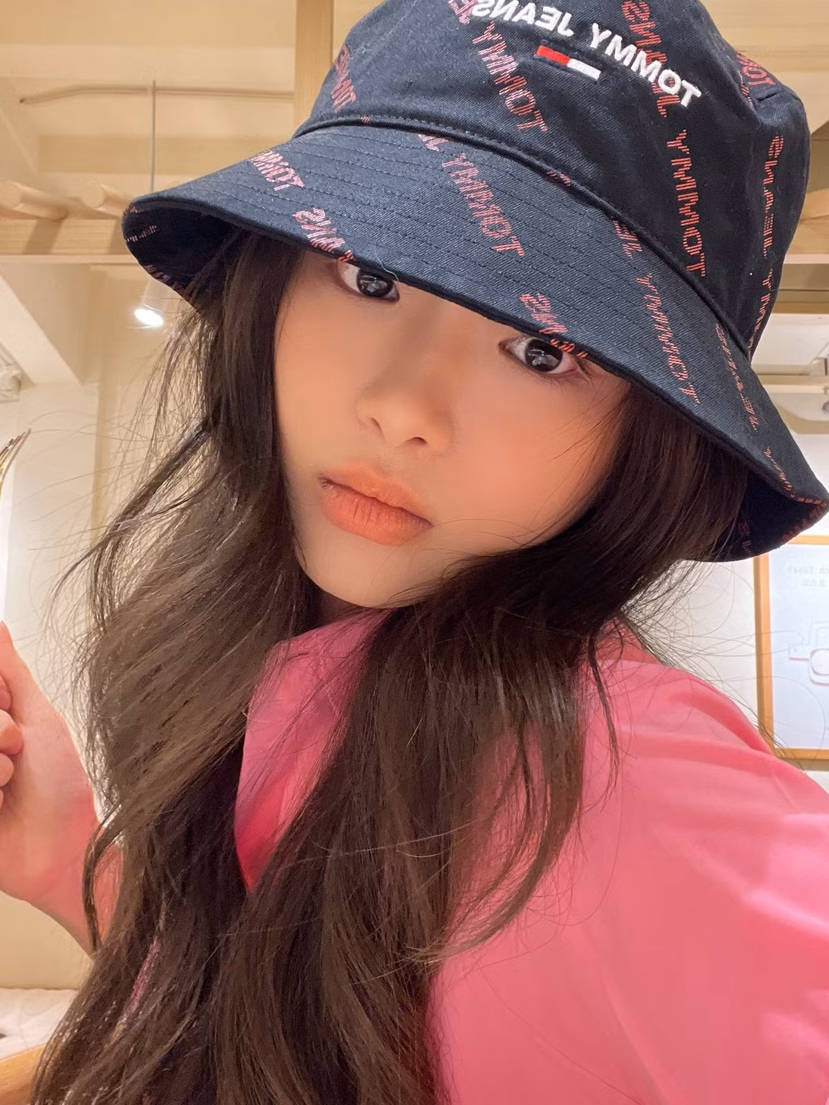 Hot girl Linh Ka sinh năm 2002, cô từng được biết đến với những clip cover âm nhạc nhận được nhiều phản hồi trái chiều, những phát ngôn gây mang về không ít gạch đá cho cô nàng.