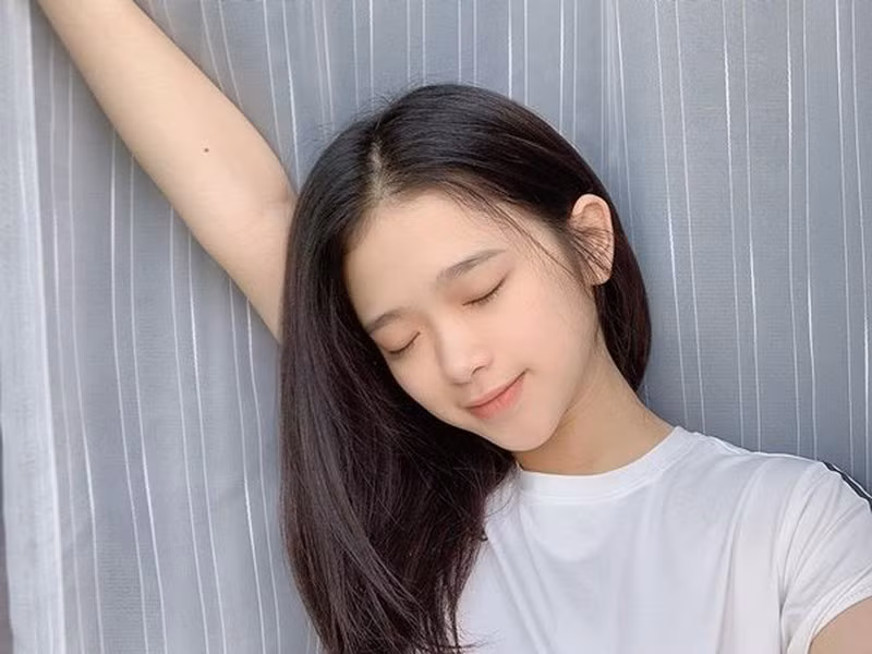 Linh Ka nhiều lần khoe làn da mộc chỉ đánh thêm xíu son môi thôi cũng quá lung linh.