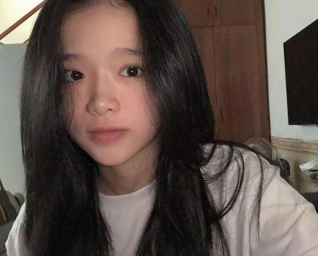 Đây không phải lần đầu Linh Ka tự tin khoe mặt mộc. Trước đó, "hot girl triệu view" cũng từng nhiều lần khiến netizen đứng ngồi không yên khi tự "bóc trần" nhan sắc thật của mình.