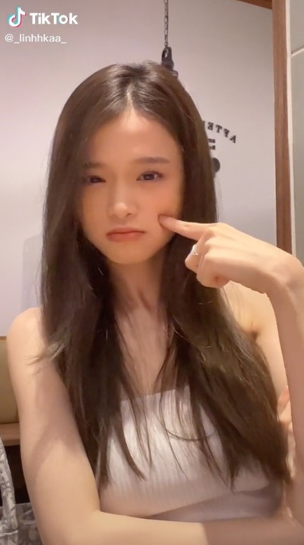 Trên trang cá nhân, người đẹp thường xuyên chia sẻ những khoảnh khắc đời thường vô cùng duyên dáng, đáng yêu. Thậm chí, cô còn không ngần ngại khoe mặt cận cảnh mặt mộc của mình trước công chúng.