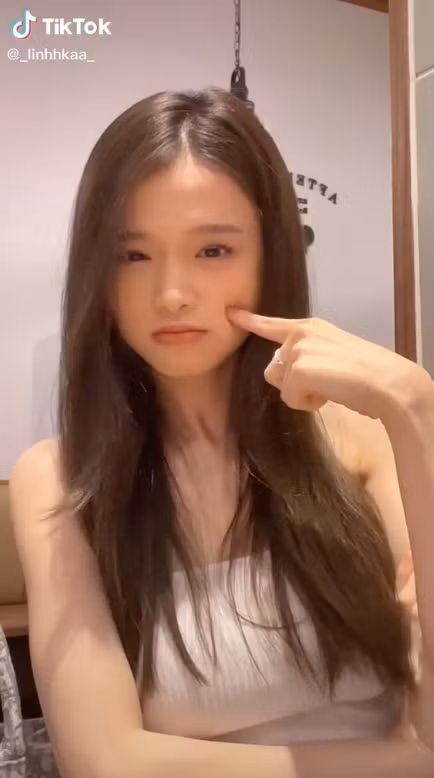 Trên trang cá nhân, người đẹp thường xuyên chia sẻ những khoảnh khắc đời thường vô cùng duyên dáng, đáng yêu. Thậm chí, cô còn không ngần ngại khoe mặt cận cảnh mặt mộc của mình trước công chúng.