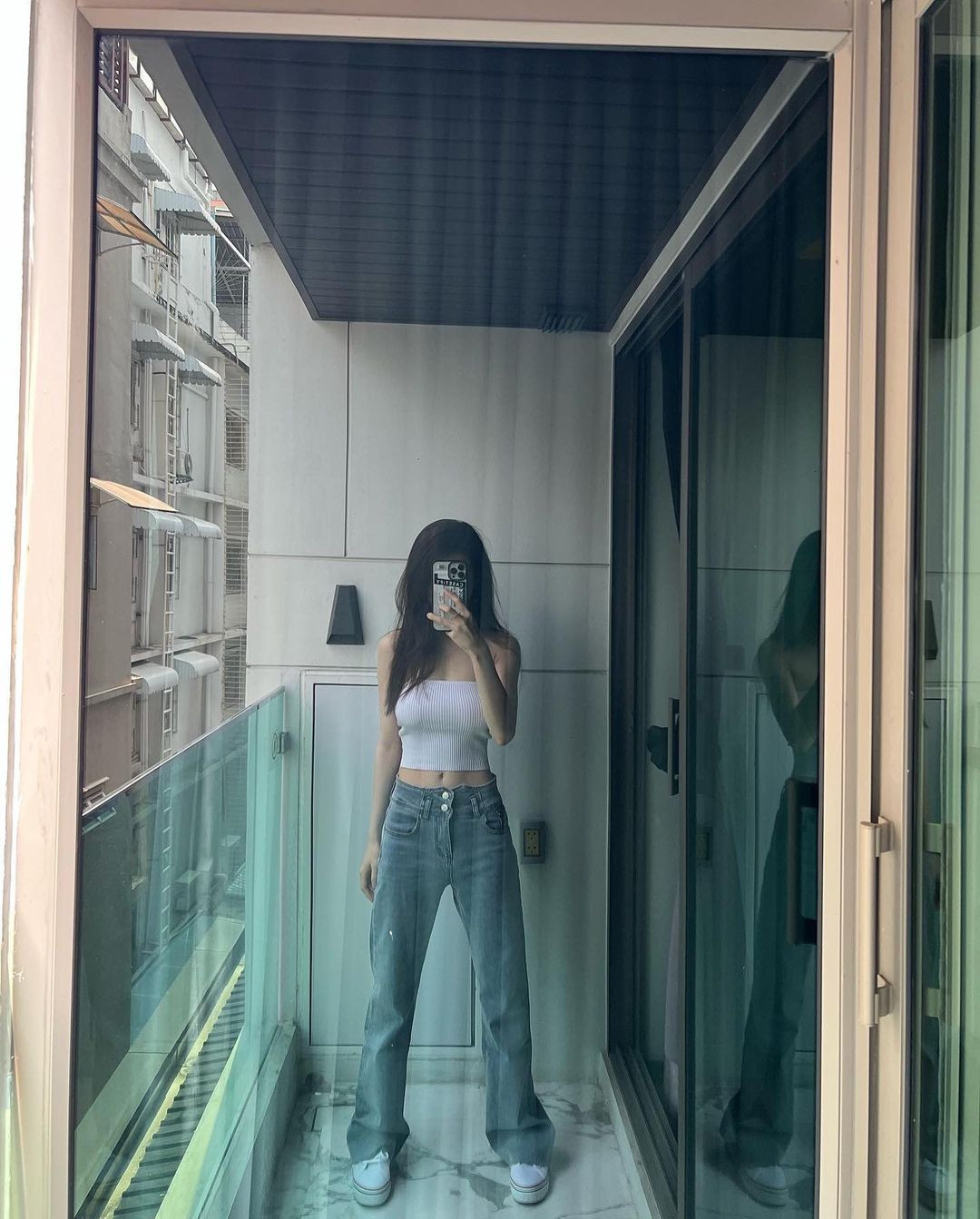 Việc thân hình phổng phao quá sớm đã làm Linh Ka nhận về không ít rắc rối, có vô số lời đồn thổi cô nàng phẫu thuật thẩm mỹ trong đó có chỉnh sửa vòng 1.