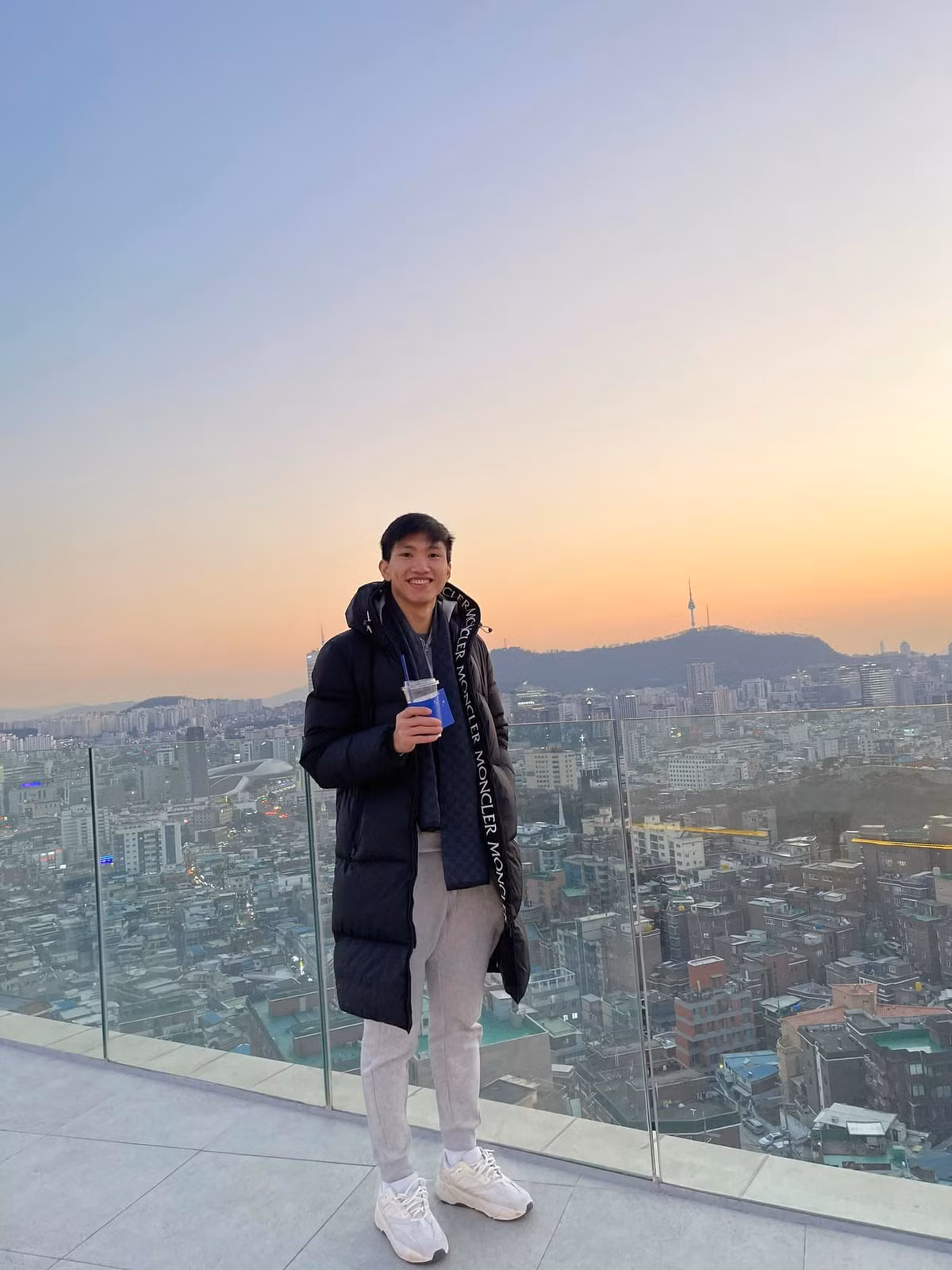 Văn Hậu mang trong hình tạo hình của một soái ca điển trai. Mái tóc undercut được chải chuốt gọn gàng đem lại vẻ nam tính và không kém phần trẻ trung.