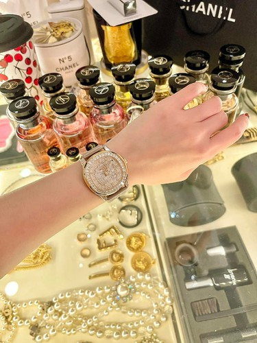 Cụ thể, Đoàn Di Băng bỏ ra 6,1 tỷ để mua chiếc đồng hồ thương hiệu Patek Philippe nạm full kim cương nhưng chỉ một thời gian sau cô đã bán được chiếc đồng hồ đó với giá 9,4 tỷ.