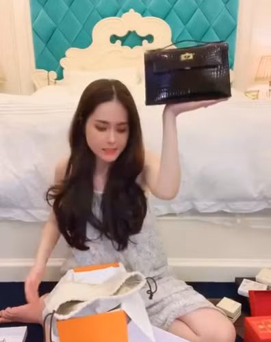 Chỉ mới sắm 3 ngày mà đã lời tới hơn trăm triệu đồng, netizen lại thi nhau vào "xin vía" nữ đại gia dưới phần bình luận.