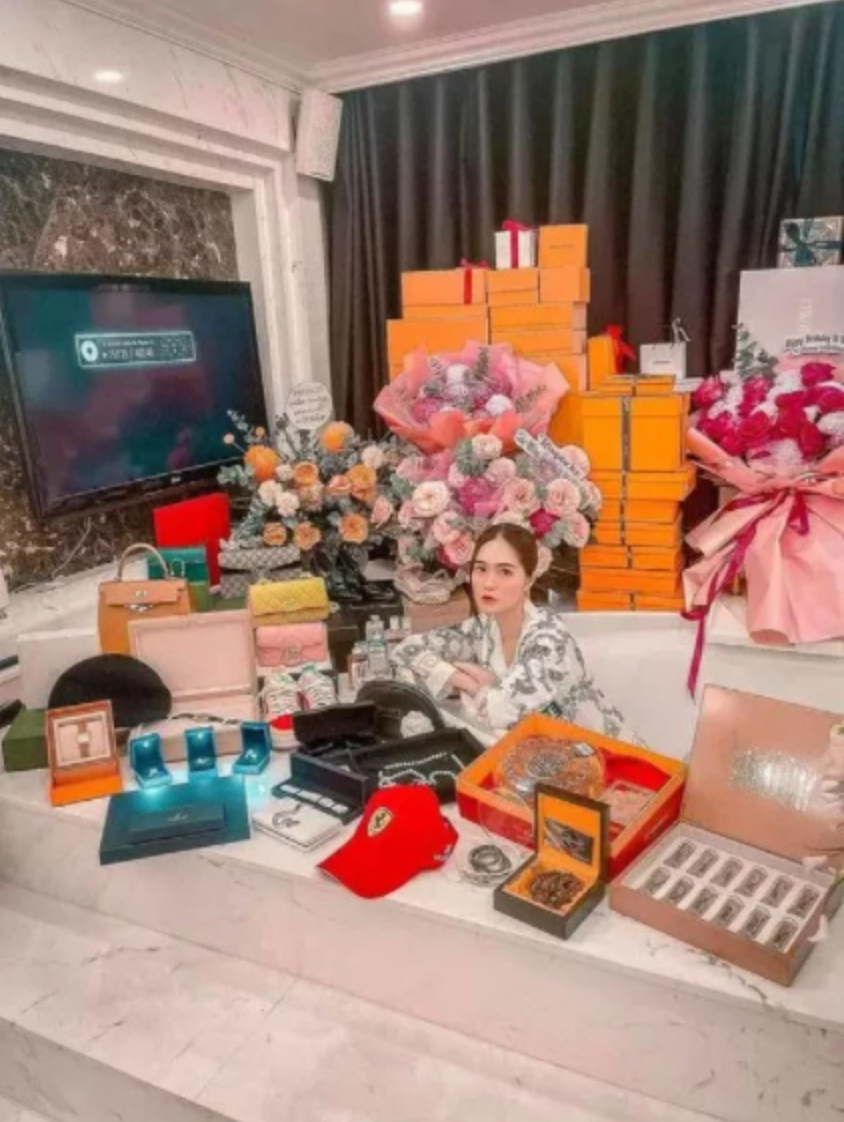 Trước đó, người đẹp từng chia sẻ trên trang cá nhân việc giao dịch một chiếc đồng hồ và lời nóng luôn 3,3 tỷ.