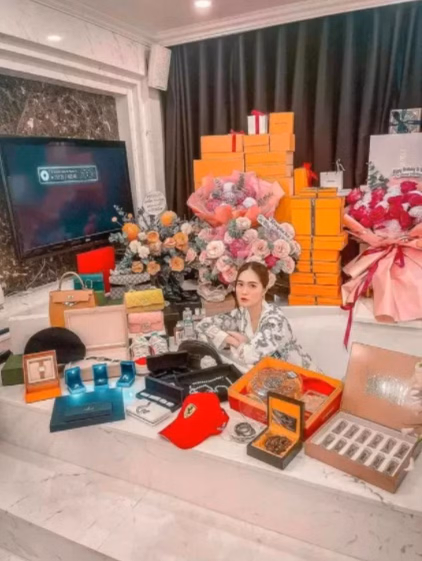 Trước đó, người đẹp từng chia sẻ trên trang cá nhân việc giao dịch một chiếc đồng hồ và lời nóng luôn 3,3 tỷ.