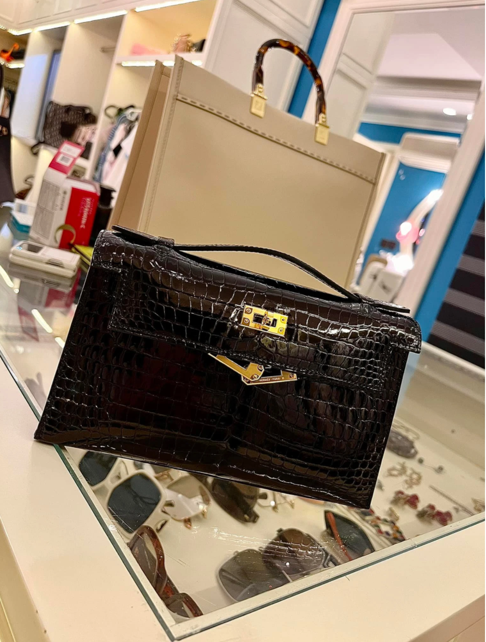 Mới nhất, nữ đại gia khiến cư dân mạng trầm trồ khi khoe một hình thức kinh doanh khác ngoài việc buôn bán hàng online từ việc sắm túi hiệu, đồ hiệu được tặng. Lần này là chiếc túi xách màu đen của thương hiệu Hermes Paris.