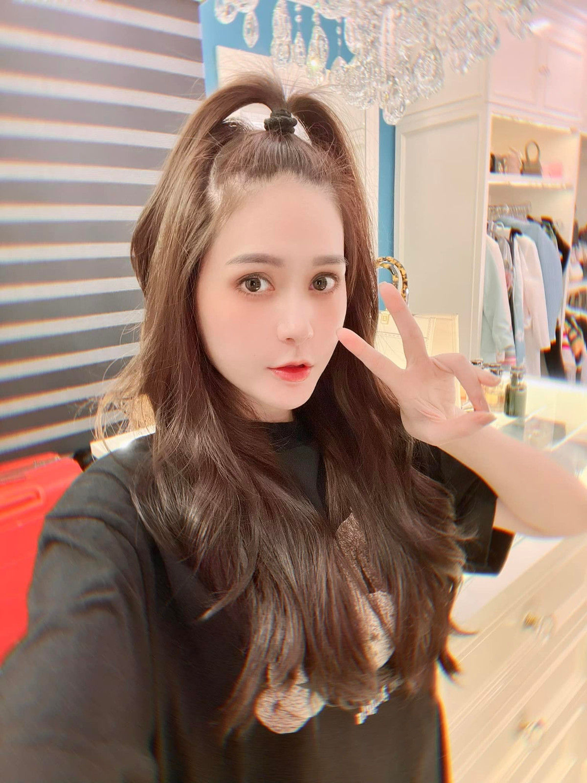 Cứ dăm bữa nửa tháng, Đoàn Di Băng lại đập hộp túi hiệu trăm triệu, đồng hồ tiền tỷ, kim cương "hột mít", xe sang đắt tiền…