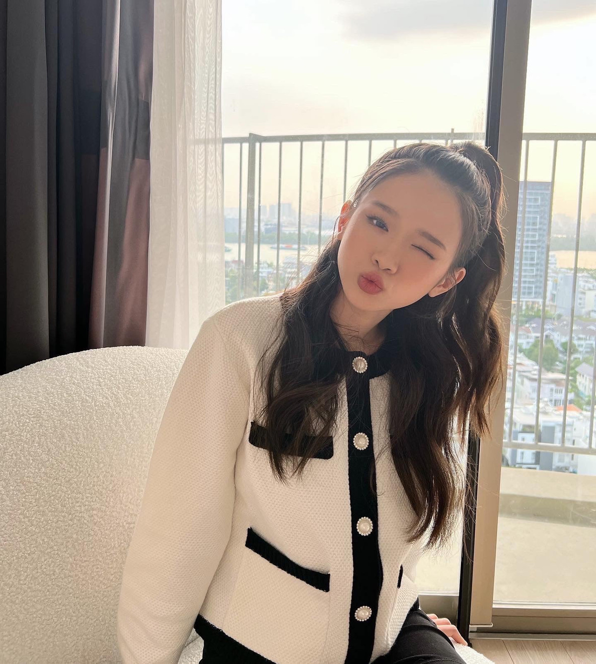 Linh Ka là cái tên không mấy xa lạ với cộng đồng mạng. Mặc dù chưa chính thức làm nghệ thuật nhưng hot girl sinh năm 2002 có đến 2,3 triệu người theo dõi trên Instagram.