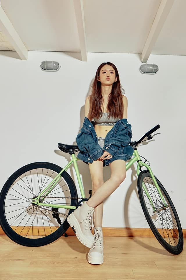 Trước những lời đồn đoán đó, Linh Ka khẳng định: "Cái gì lớn quá cũng khổ. Mấy anh chị nói độn này độn kia kỳ quá. Nói thật Linh muốn mình tự nhiên chứ không đụng dao kéo gì hết".