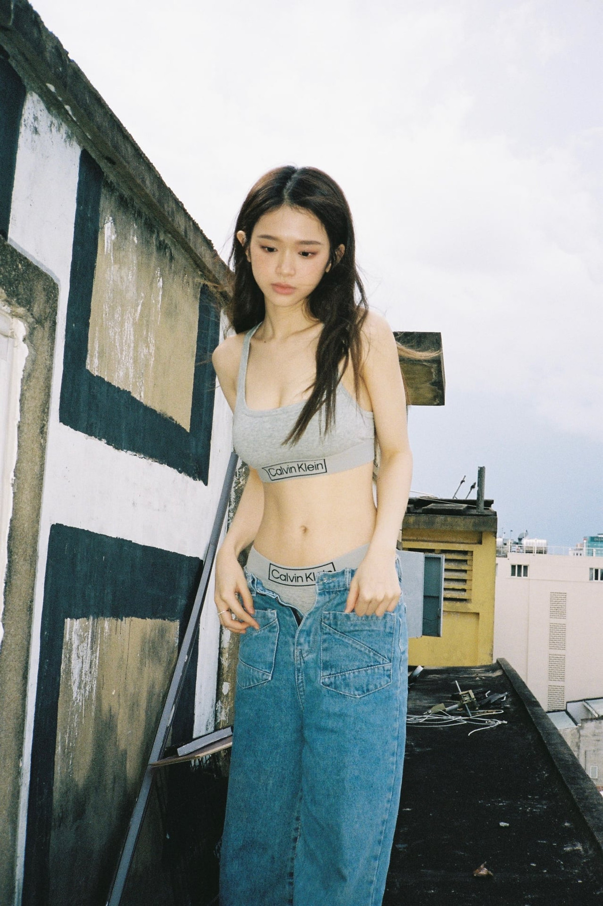 Trong ảnh, hot girl Linh Ka sinh năm 2002 mặc bộ đồ nội y cá tính, nóng bỏng khéo khoe đường cong đầy đặn, quyến rũ.