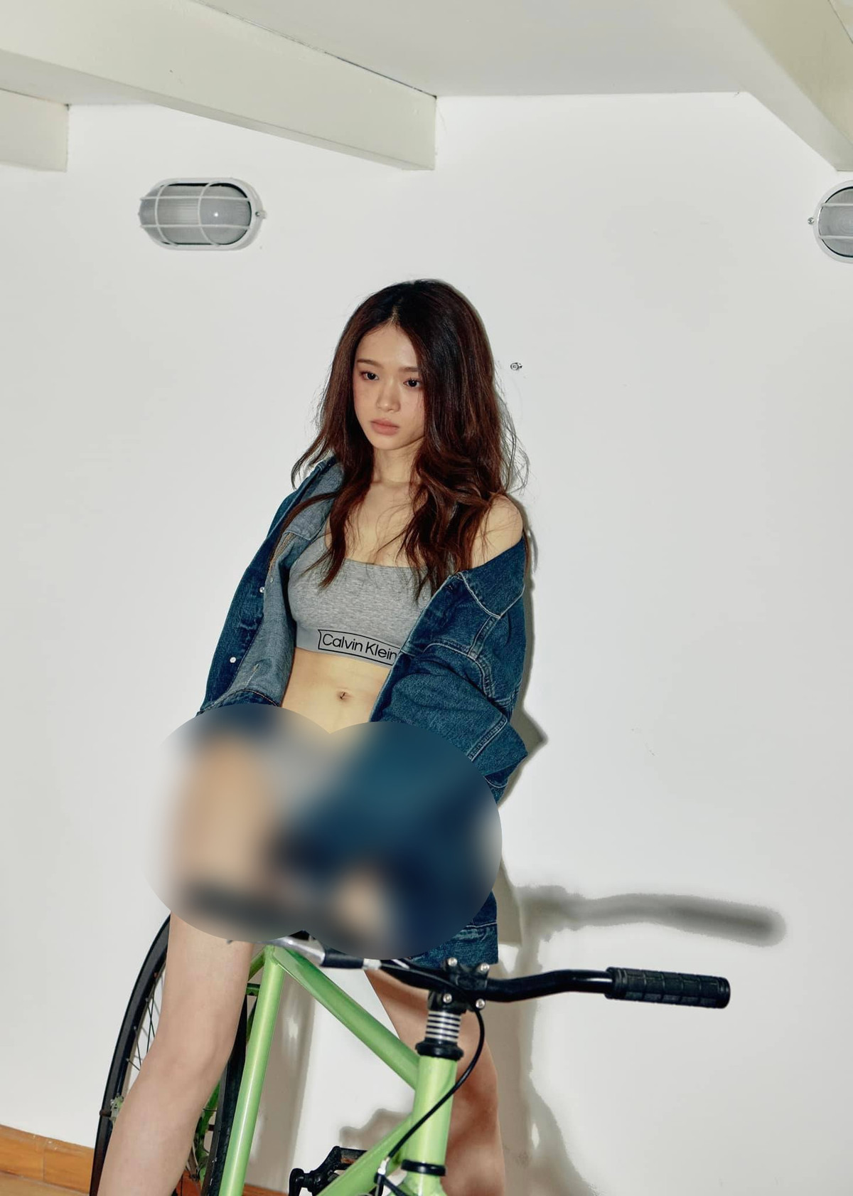 Mới đây, Linh Ka chia sẻ trên trang cá nhân bộ ảnh khá với phong cách táo bạo gây chú ý.