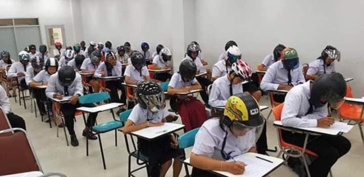 Không cần gì quá phức tạp, đôi khi chỉ cần chiếc mũ bảo hiểm là đủ.