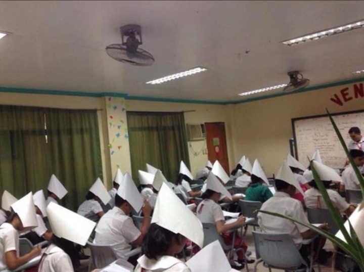 Một trường học cũng dùng giấy A4 làm thành mũ để các học viên đội lên đầu khi thi cử, tránh nhìn trộm bài bạn.