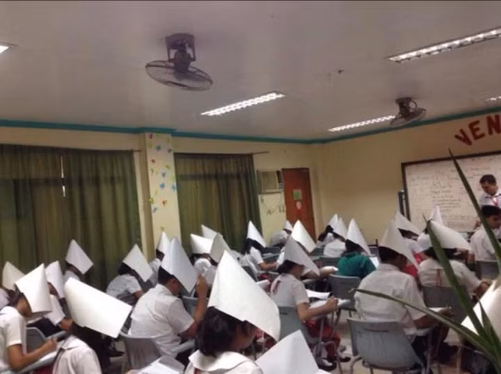 Một trường học cũng dùng giấy A4 làm thành mũ để các học viên đội lên đầu khi thi cử, tránh nhìn trộm bài bạn.