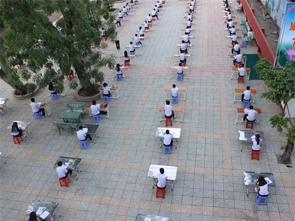 Kiểm tra ngoài sân trường, mỗi bạn một bàn cũng là một kiểu kiểm tra được nhiều nơi áp dụng. Ảnh: Tổng hợp