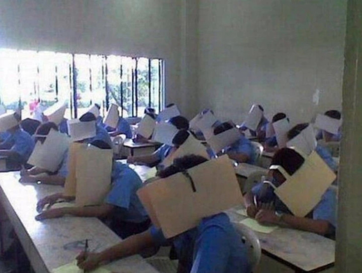 Để tránh việc "liếc mắt đưa tình" thì mời học sinh đội "chiếc mũ đặc biệt" với kinh phí là 0 đồng.