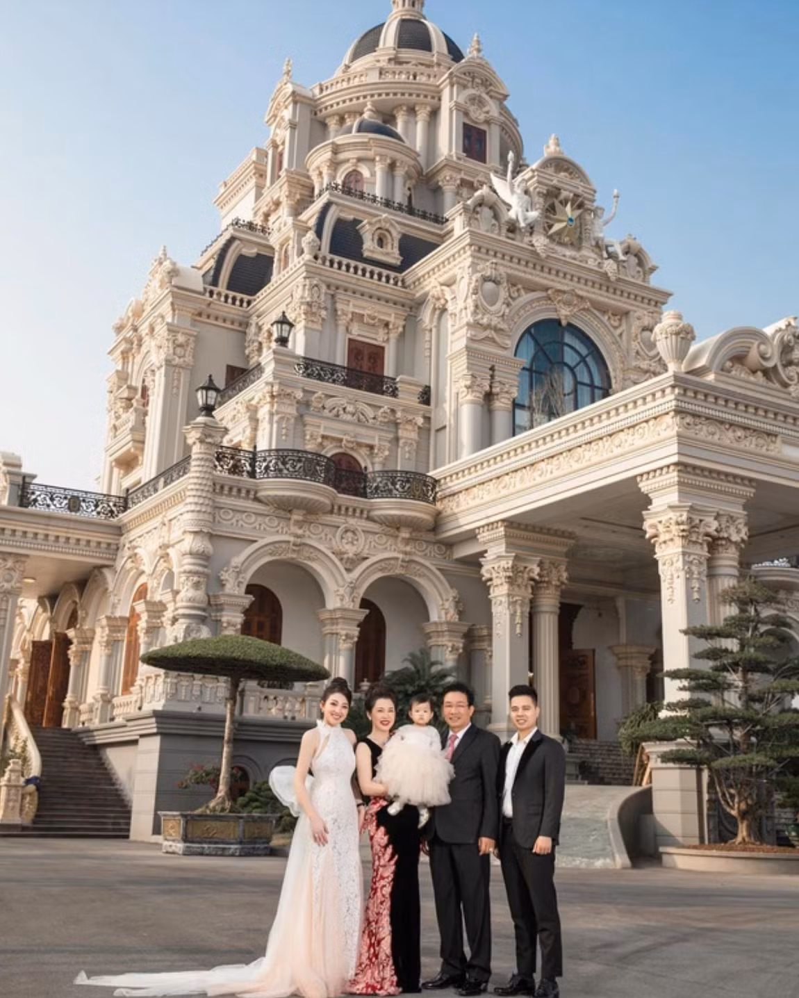 Là tiểu thư ngậm thìa vàng ở trong lâu đài từ nhỏ, nay lấy chồng lại được yêu chiều nên Thu Hương mỗi lần khoe quà đều làm hội chị em phải "há mốc miệng" về giá trị của nó.