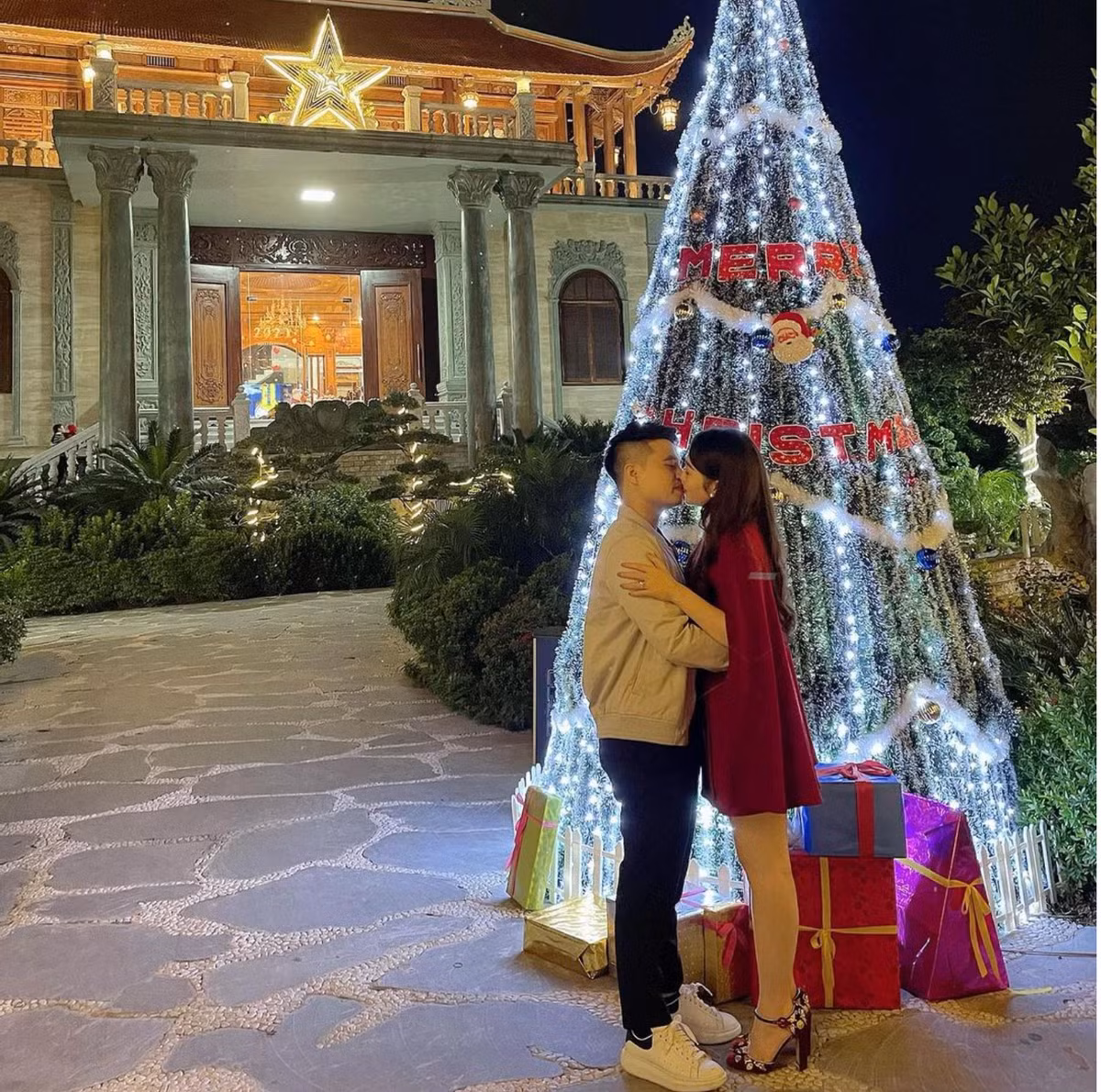 Hiện tại cô nàng đang là một trong những "hot mom" được quan tâm nhất nhì mạng xã hội nhờ sở hữu vẻ đẹp dịu dàng, cuộc sống gia đình viên mãn cùng sự giàu sang hiếm ai có được.