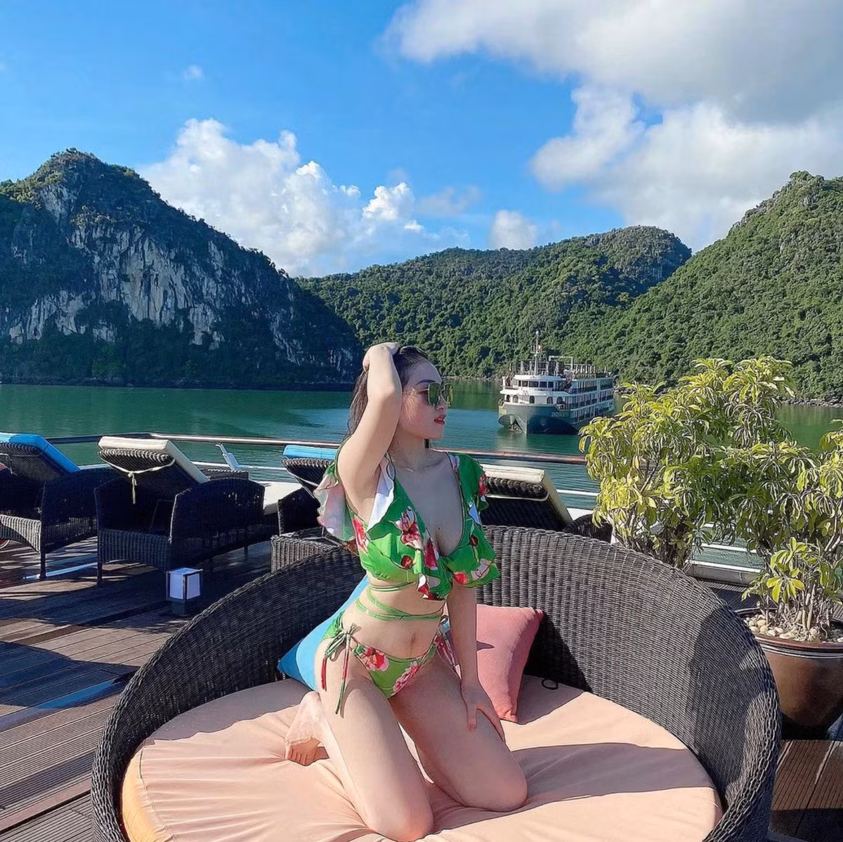 Vợ chồng Thu Hương đều xuất thân trong gia đình giàu có ở Nam Định. Hiện hai vợ chồng sống ở Hà Nội, tham gia vào lĩnh vực kinh doanh.