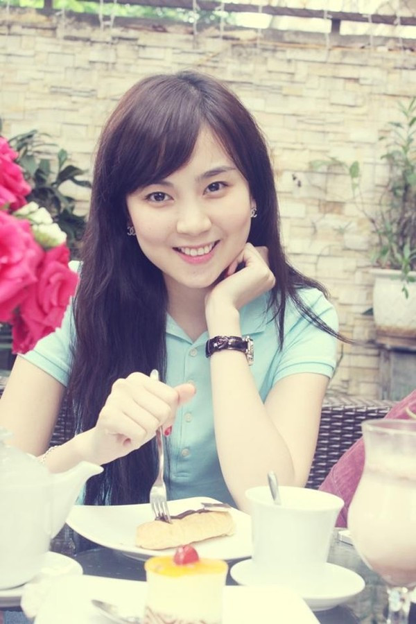 Bên cạnh khoảnh khắc ấm áp bên người thân, cư dân mạng còn đặc biệt chú ý đến vẻ đẹp ngây thơ, trong sáng và đáng yêu của nữ MC ngày bé.