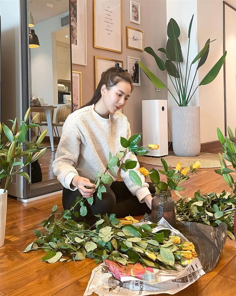 Không hổ danh là hot girl thời bấy giờ, Mai Ngọc rất xinh đẹp nhưng vẫn giữ được nhiều nét mộc mạc trên khuôn mặt.