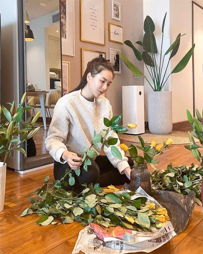 Không hổ danh là hot girl thời bấy giờ, Mai Ngọc rất xinh đẹp nhưng vẫn giữ được nhiều nét mộc mạc trên khuôn mặt.