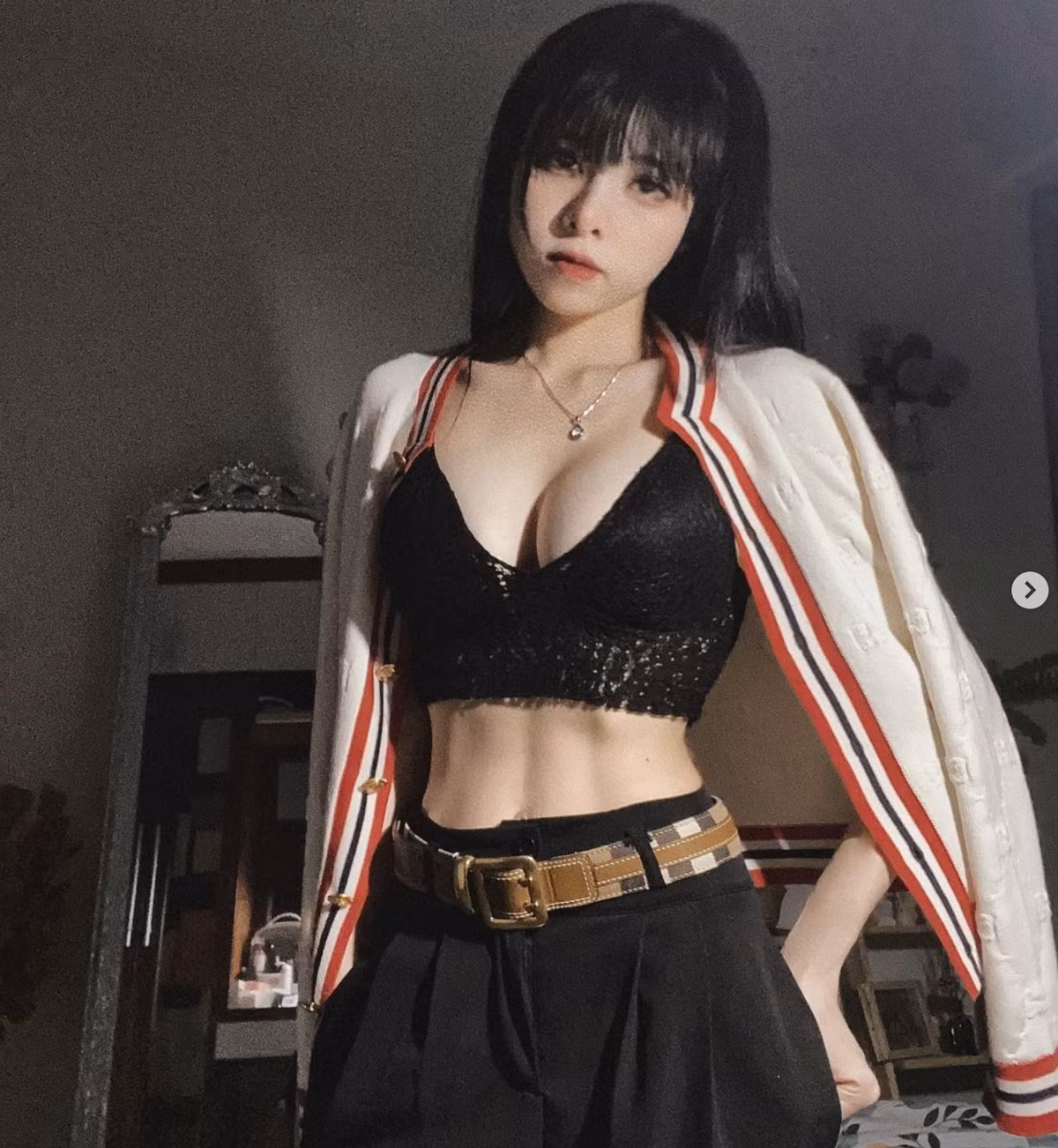 Bích Hạnh còn được biết đến sau khi chia sẻ câu chuyện “lột xác” ngoạn mục, từ cô gái mũm mĩm thành hot girl có thân hình gợi cảm.