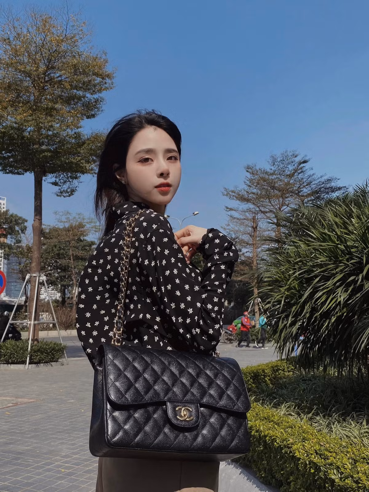 Đối lập với khuôn mặt được dân mạng ví như búp bê barbie ngoài đời thực ấy, thân hình của Bích Hạnh lại vô cùng bốc lửa và nhức mắt.