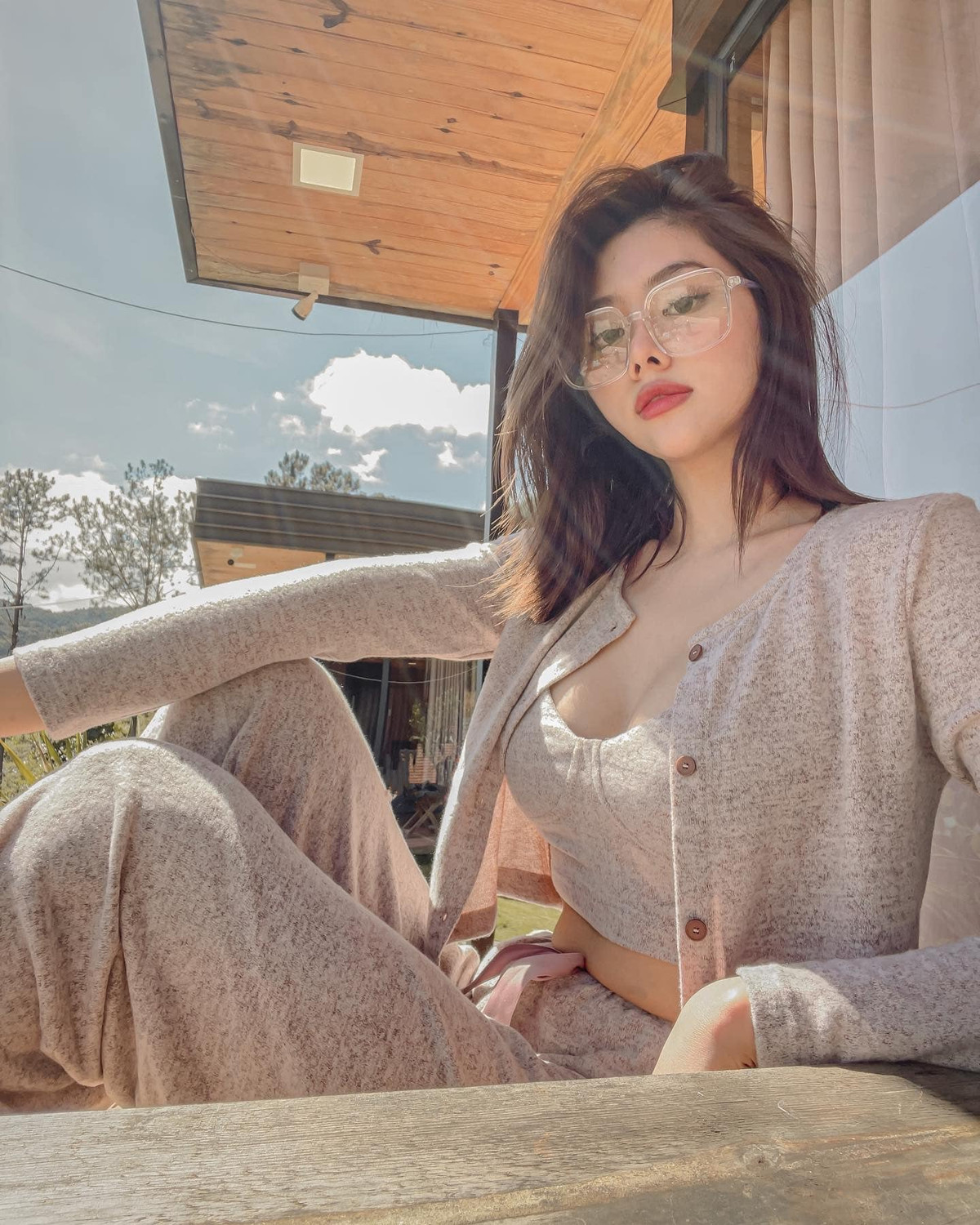 Được biết, khi vừa 22 tuổi, Huỳnh Tiên đã mua được nhà 7 tỉ đồng, đi xe hơi 2 tỉ đồng và sở hữu nhiều món đồ hàng hiệu đắt tiền. Ảnh: FBNV