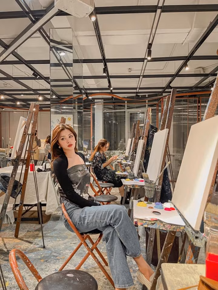 Khi còn đang là cô học sinh ngồi trên ghế nhà trường, Huỳnh Tiên đã bắt đầu toả sáng trên sàn catwalk cùng với đôi chân dài miên man hiếm người có được.