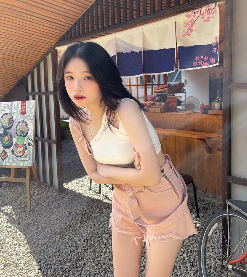 Nhận được sự quan tâm từ phía cư dân mạng nhờ gương mặt ưa nhìn, vóc dáng gợi cảm, hot girl RMIT Thanh Xuân cảm thấy "vui nhiều hơn là phiền phức".