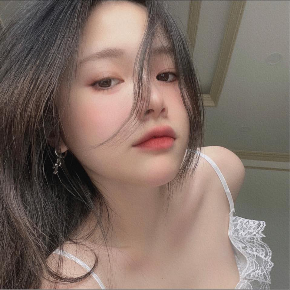 Văn Thanh Xuân thường xuyên "đốt mắt" cư dân mạng bằng hình ảnh gợi cảm trên trang cá nhân.