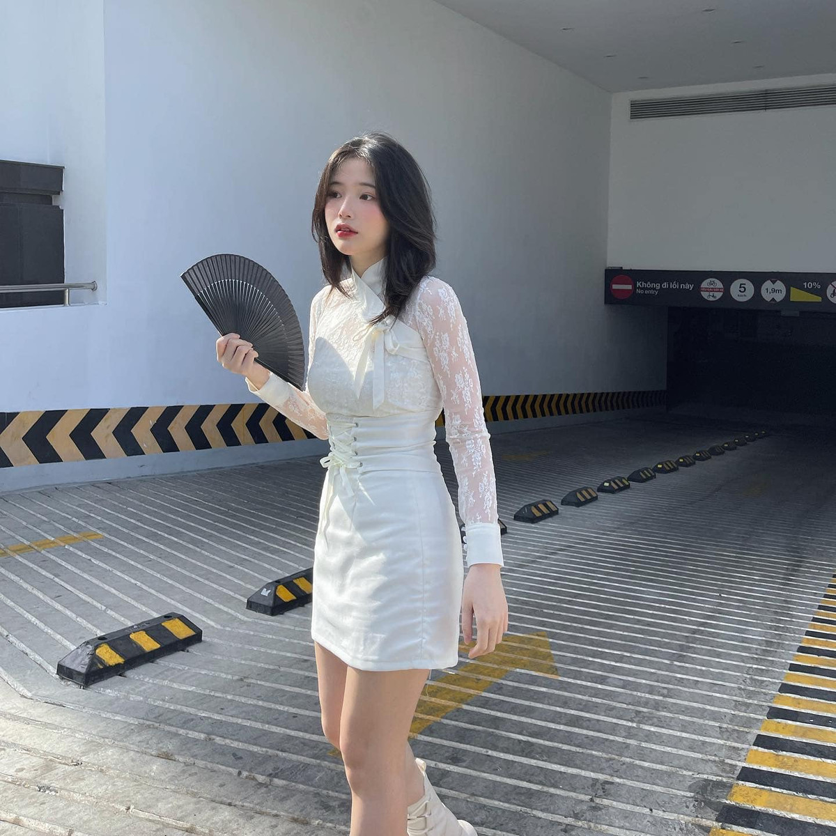 Nhan sắc xinh đẹp, vóc dáng cao ráo của cô gái sinh năm 2001 nhận được nhiều lời khen.