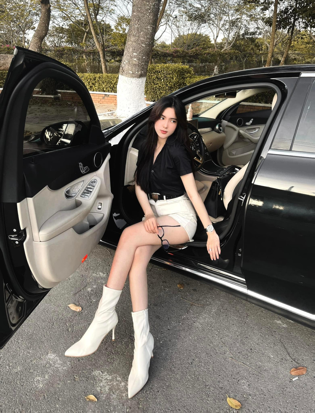 Với chiều cao 1m68 cùng số đo ba vòng chuẩn (87-56-96cm), người đẹp từng được nhiều người khuyên đi thi hoa hậu.