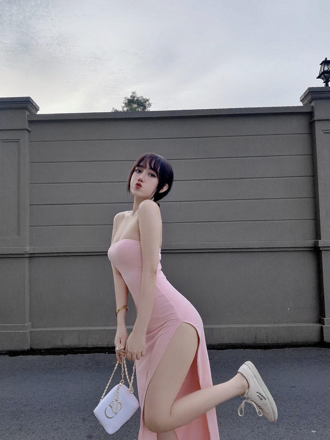 Cô nàng thay đổi gu ăn mặc, trở thành một hot girl có tiếng trên mạng xã hội.