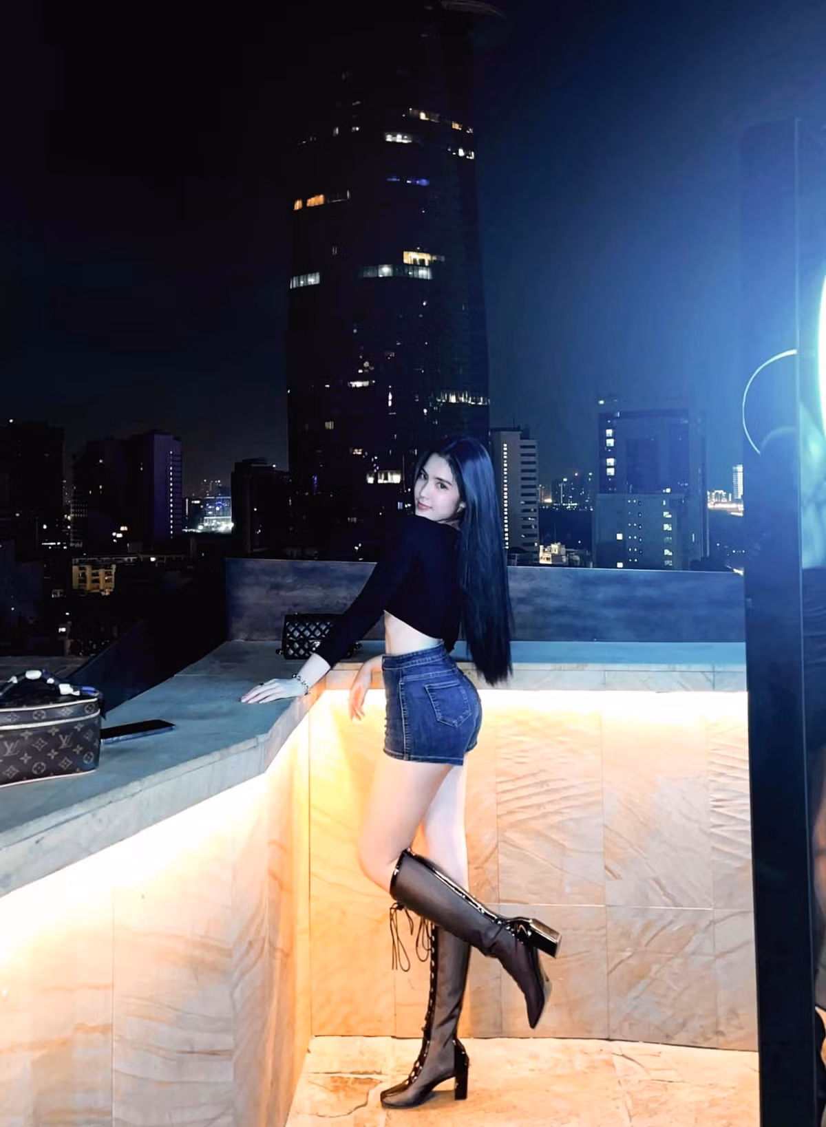 Với lợi thế ngoại hình, Đoan Nghi tự tin theo đuổi nhiều phong cách khác nhau.