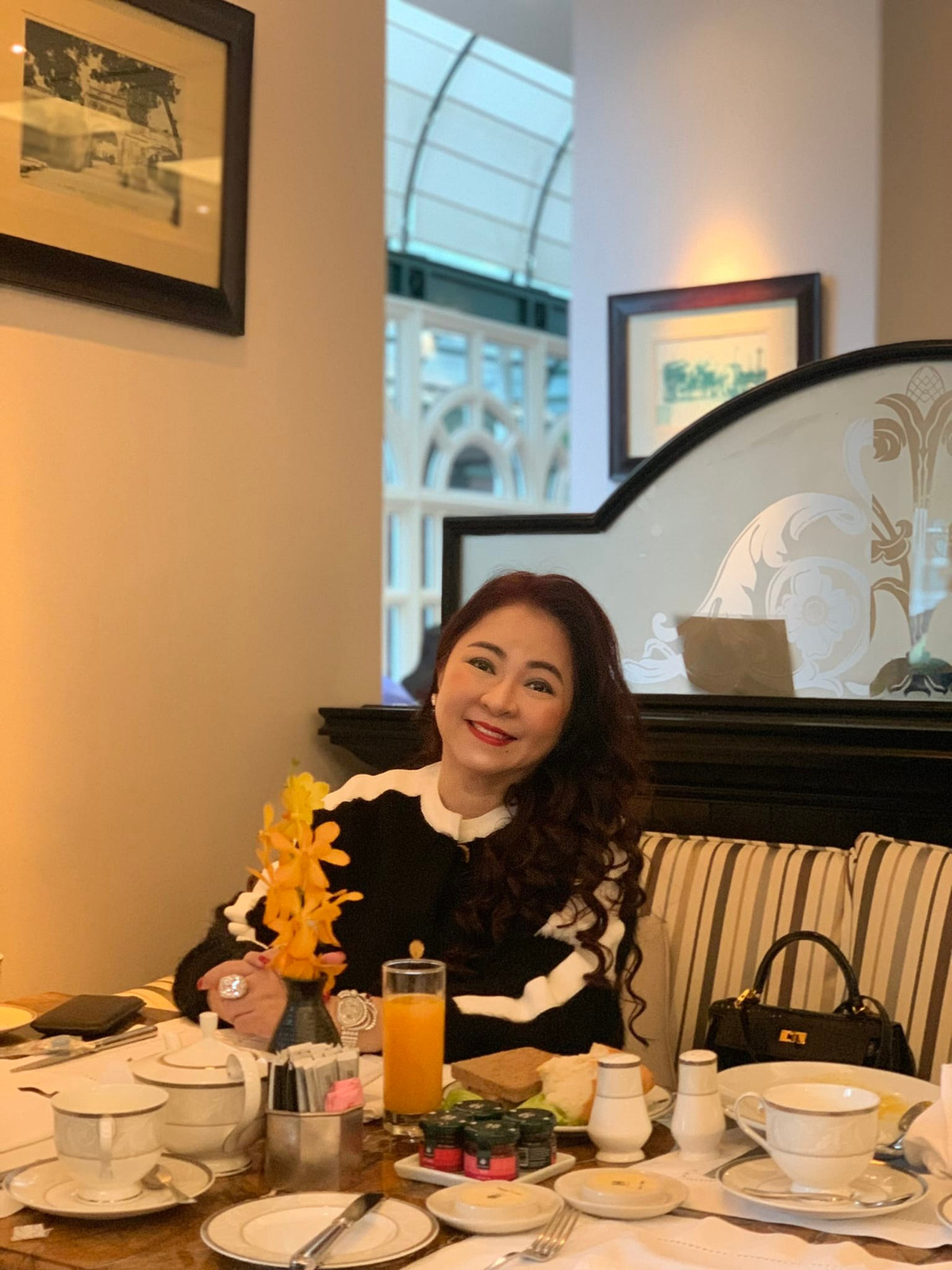 Mỗi lần xuất hiện trên livestream, vợ ông Dũng "lò vôi" đều trang điểm, diện hàng hiệu. Vậy nên nhiều lần xuất hiện ngoài đời, nhan sắc thật của bà Phương Hằng đã làm "team qua đường" phải giật mình.