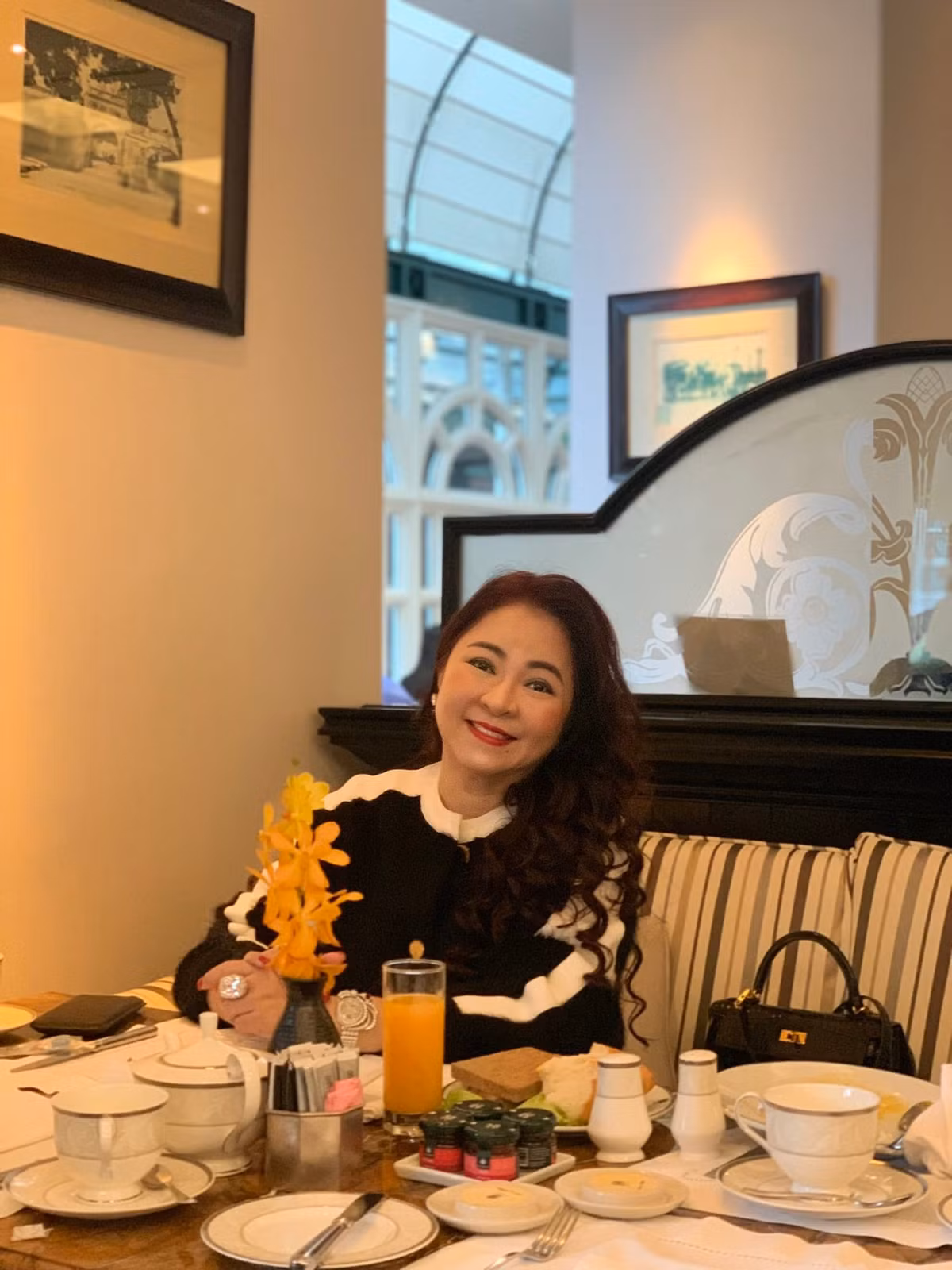 Mỗi lần xuất hiện trên livestream, vợ ông Dũng "lò vôi" đều trang điểm, diện hàng hiệu. Vậy nên nhiều lần xuất hiện ngoài đời, nhan sắc thật của bà Phương Hằng đã làm "team qua đường" phải giật mình.