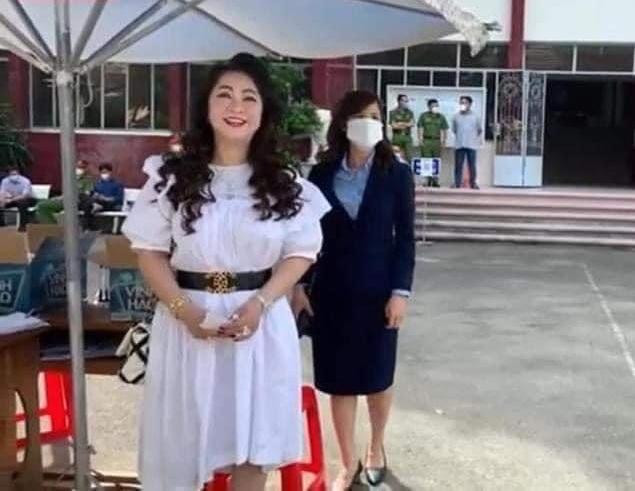 Còn nhớ trong một lần cùng chồng đến Toà án nhân dân TP Thủ Dầu Một (Bình Dương), những khoảnh khắc của nữ CEO cũng thu hút sự chú ý của người dân hiếu kì lẫn nhiều "streamer".