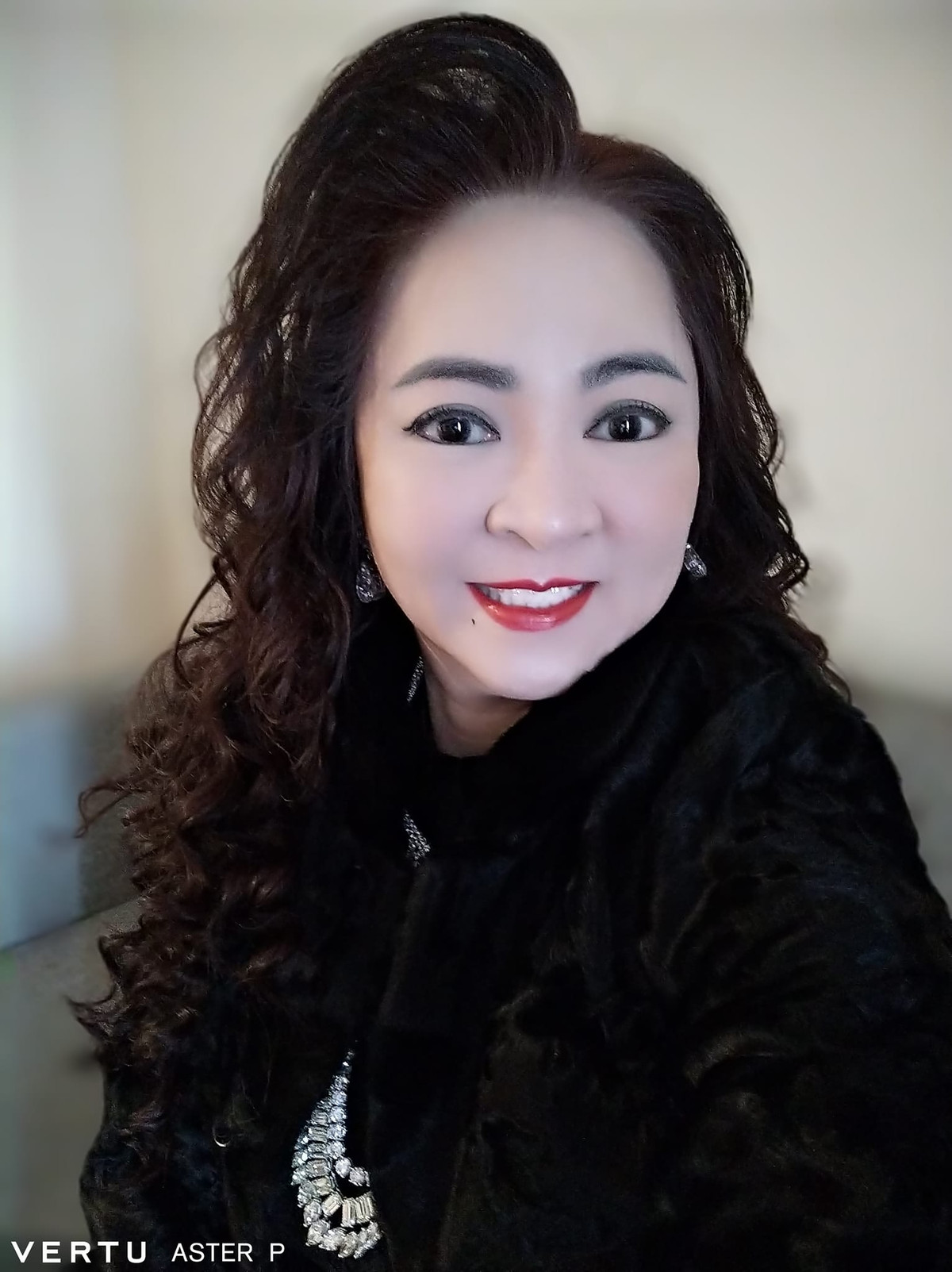 Bà Phương Hằng vốn dĩ là một người đặc biệt rất thích tự chụp ảnh và duy nhất một kiểu tạo dáng, cho nên dù có chụp nhiều bức ảnh thì gương mặt của bà vẫn chỉ ở một góc.