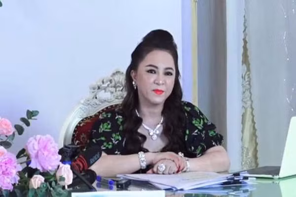 Trong một vài tấm ảnh cận khuôn mặt, có thể thấy da dẻ, thần thái của nữ CEO Đại Nam hoàn toàn khác lạ so với những ảnh tự đăng.