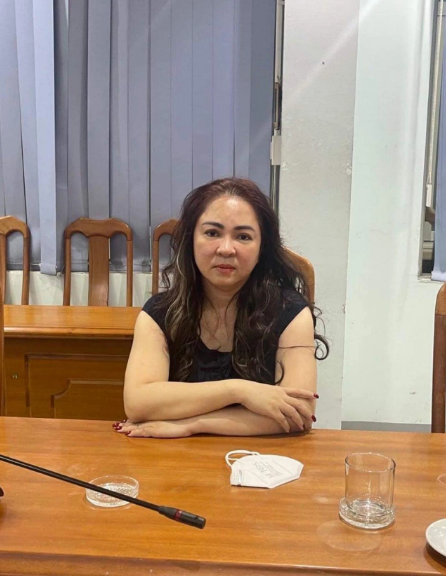 Những hình ảnh của bà Nguyễn Phương Hằng khi xuất hiện tại cơ quan công an cũng được netizen quan tâm, diện mạo của bà đã làm nhiều người bất ngờ. Ảnh: Thông tin Chính Phủ