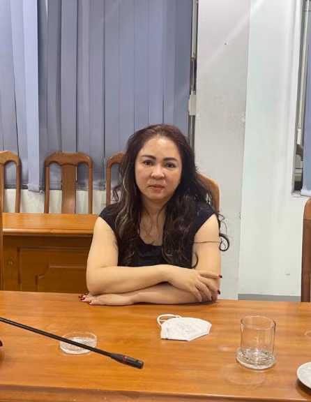 Những hình ảnh của bà Nguyễn Phương Hằng khi xuất hiện tại cơ quan công an cũng được netizen quan tâm, diện mạo của bà đã làm nhiều người bất ngờ. Ảnh: Thông tin Chính Phủ