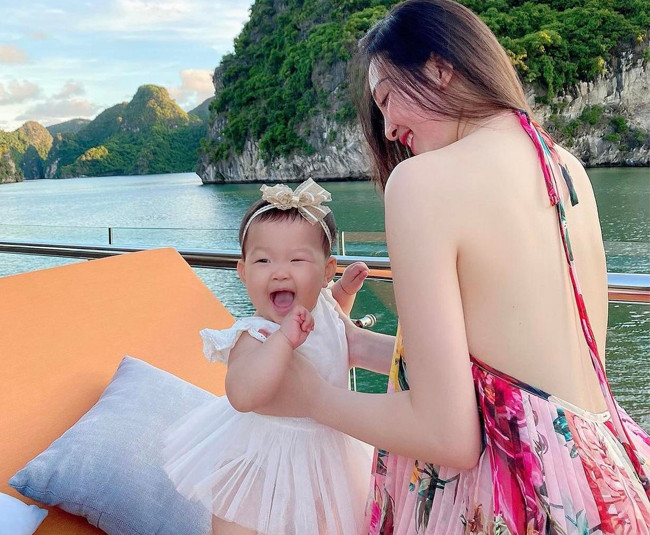 Cô sở hữu nhiều quần áo, túi xách, phụ kiện thuộc các thương hiệu thời trang đẳng cấp thế giới như Moschino, Gucci, Dior, Chanel…Ảnh: FBNV